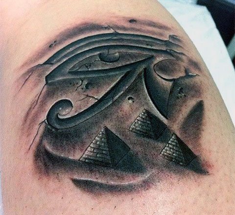 Tatouage de l'œil d'Horus avec des pyramides