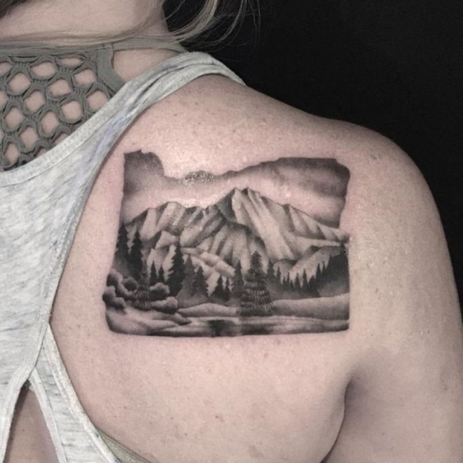 tatuaggio montagna con foresta