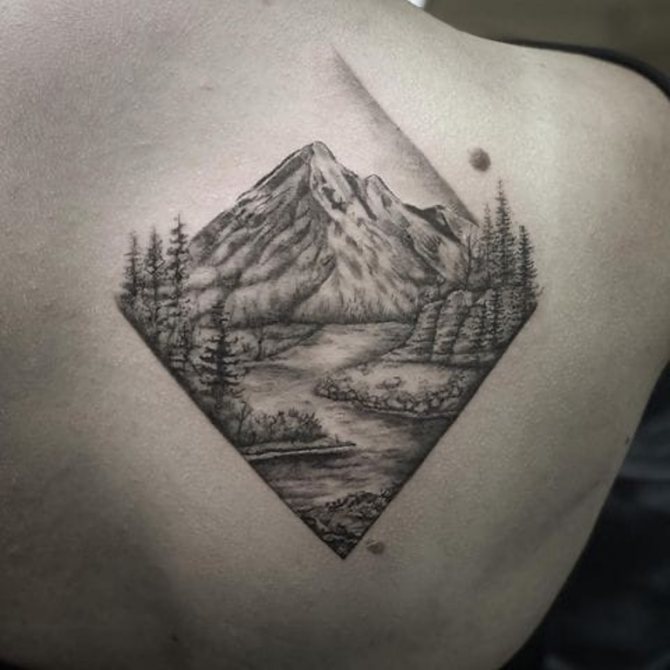 tatuaggio di montagna sulla schiena