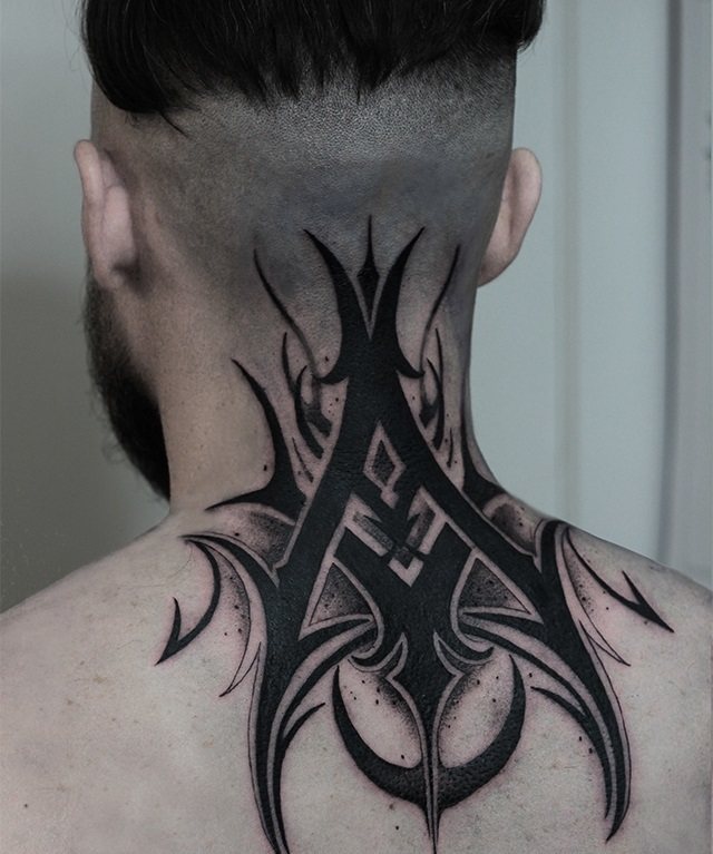 Tatuaje gráfico en el cuello