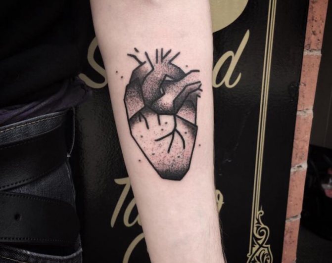 Tatouage à la main - Tendance ou retour aux sources ?