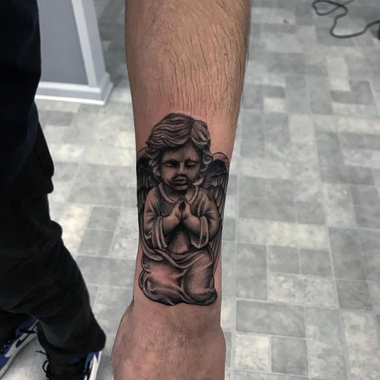 Tatouage d'un chérubin au poignet