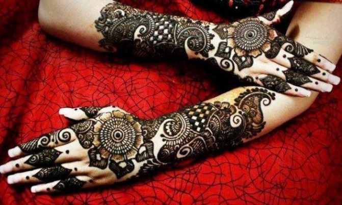 Hennatatuointi (mehendi) käsivarteen on kevyt, pieni kuvio. Kuinka kauan tatuointi kestää? Hinta. Kuva