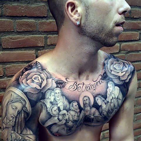 Tatuaje de Jesucristo crucificado en el pecho