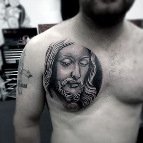 Tatuaje de Jesucristo en el pecho