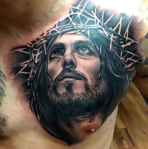 Tatuaje de Jesucristo en el pecho
