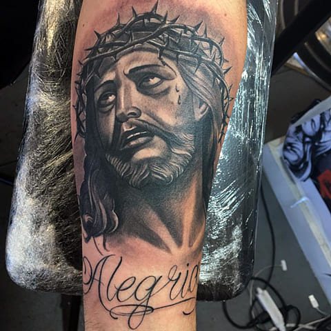 Tatuaje de Jesucristo con una corona de espinas