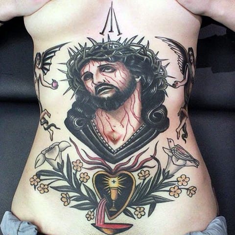 Tatuaje de Jesucristo en el vientre de una niña
