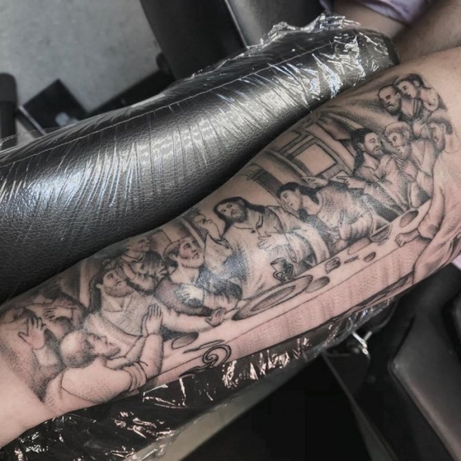 tatuaje de jesus en el antebrazo