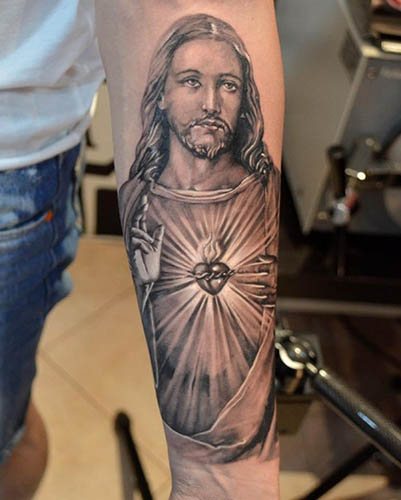 Tatovering af Jesus på arm, ryg, skulder, bryst. Betydning, på korset, med djævelen, maskine, due, due