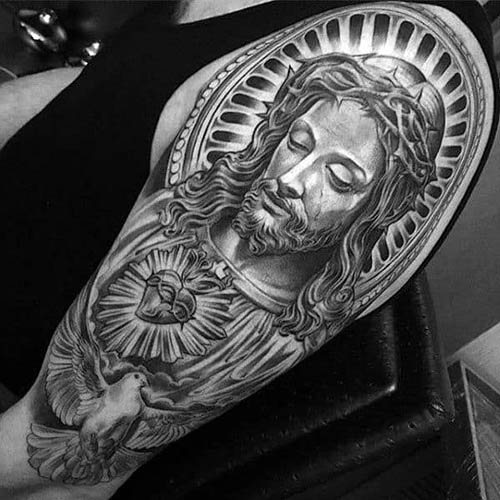 Tatovering af Jesus på arm, ryg, skulder, bryst. Betydning, på kors, med djævel, maskingevær, due