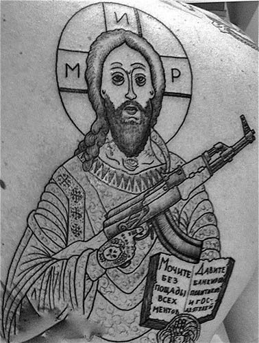 Tatovering af Jesus på arm, ryg, skulder, bryst. Betydning, på korset, med djævelen, maskine, due, due