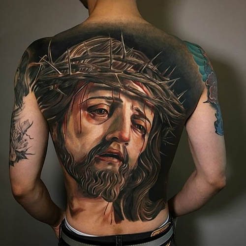 Tatovering af Jesus på arm, ryg, skulder, bryst. Betydning, på korset, med djævelen, maskine, due, due