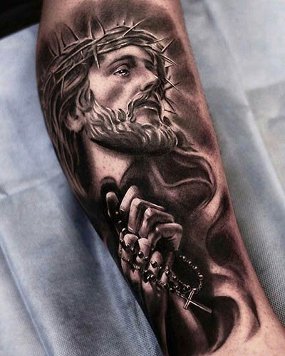 Tattoo Jesus på arm, ryg, skulder, bryst. Betydning, på korset, med djævelen, maskingevær, due
