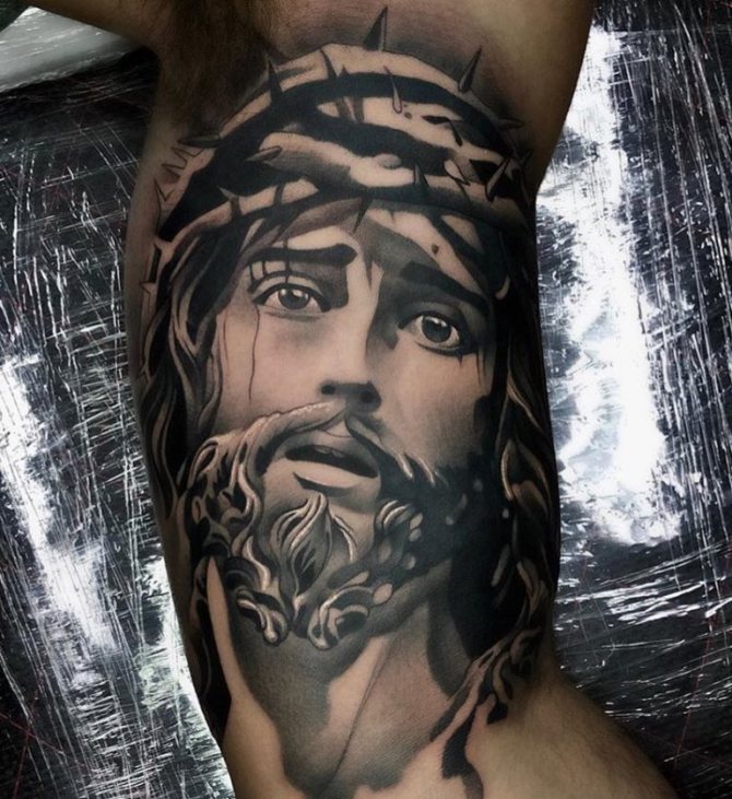 tatuaje de jesucristo en el brazo