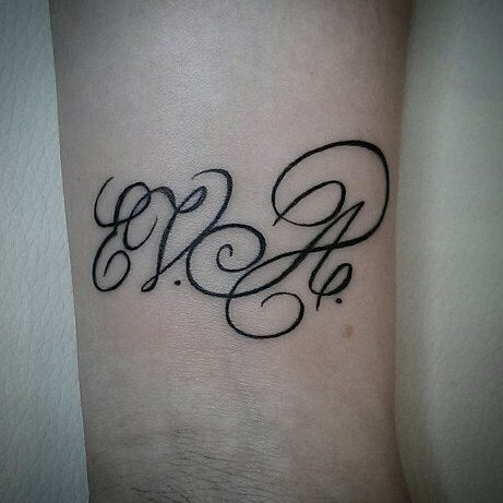 Initiales de tatouage et initiales avec un joli lettrage