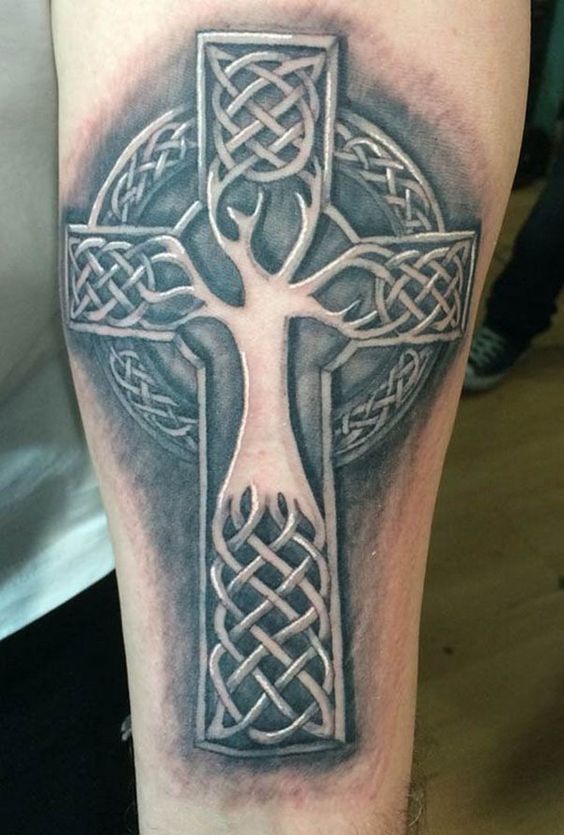 Tatuaje de una cruz irlandesa