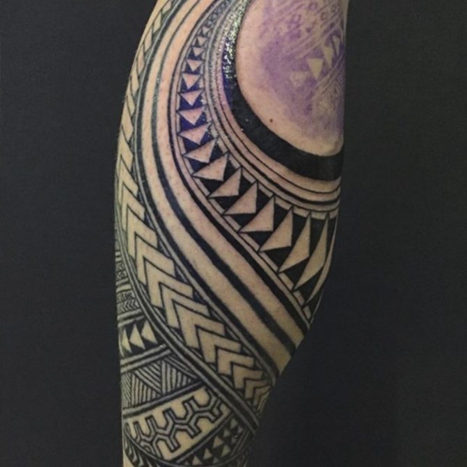 Tatuaggio modello celtico sulla mano