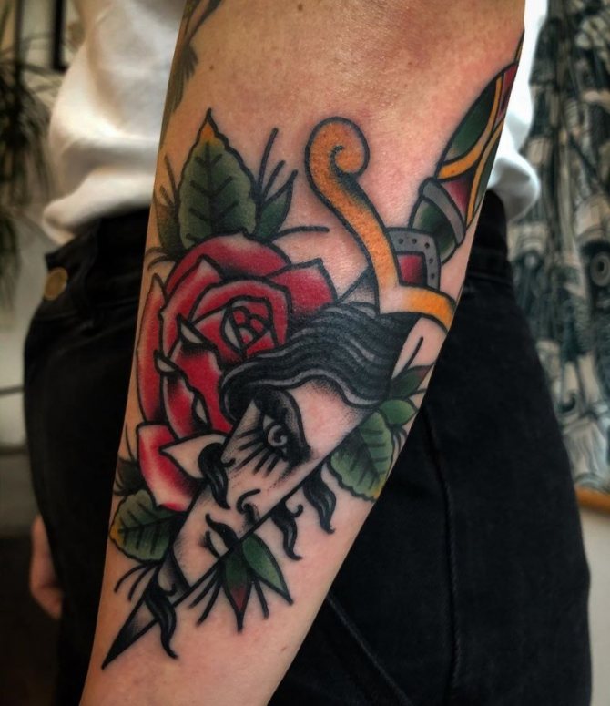 tatouage d'une dague sur la main