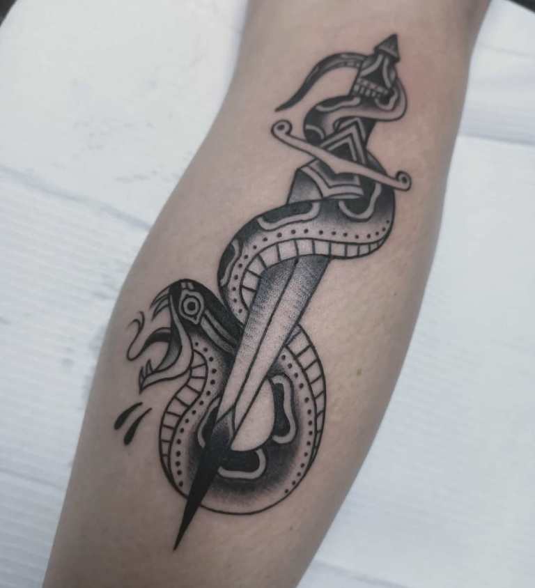 tatouage de poignard avec un serpent