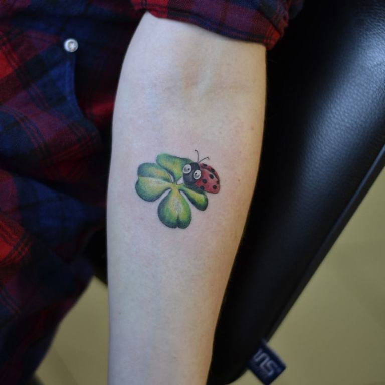Tatouage de trèfle coccinelle