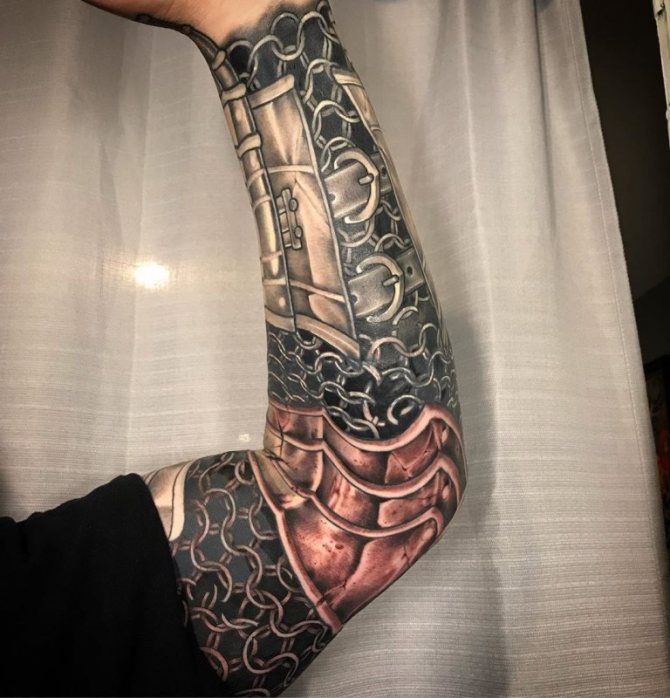 tatouage cotte de mailles sur le bras