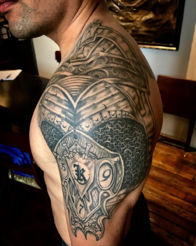 tatouage en cotte de mailles