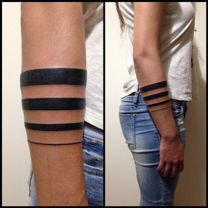 手のひらにタトゥーの指輪