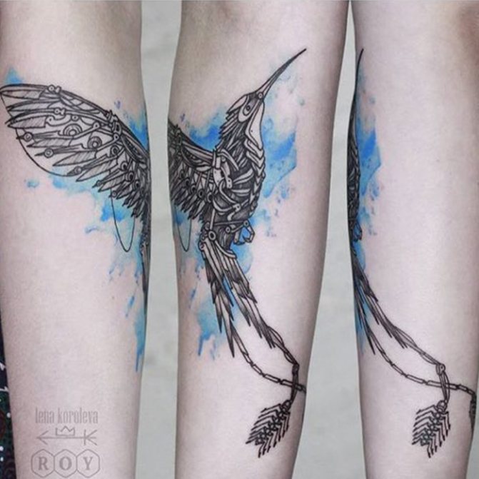 photo du tatouage d'un colibri