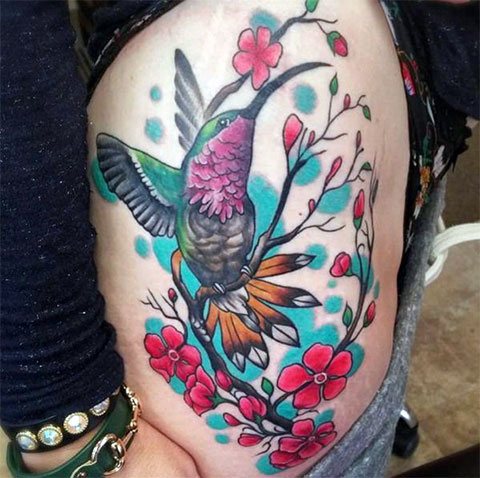 Colibri tatoué sur la hanche - photo