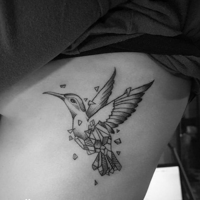 tatouage de colibri femelle sur le côté