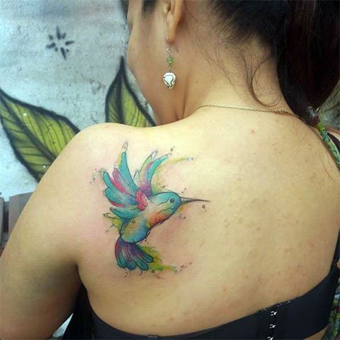 Colibri tatoué sur l'omoplate - photo