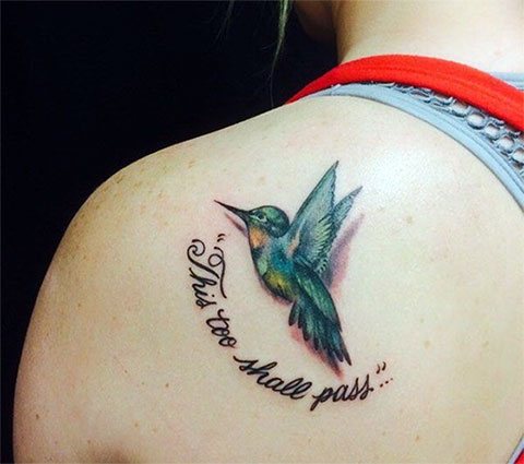 Tatouage de colibri sur l'omoplate