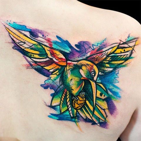 Tatouage de colibri sur l'omoplate