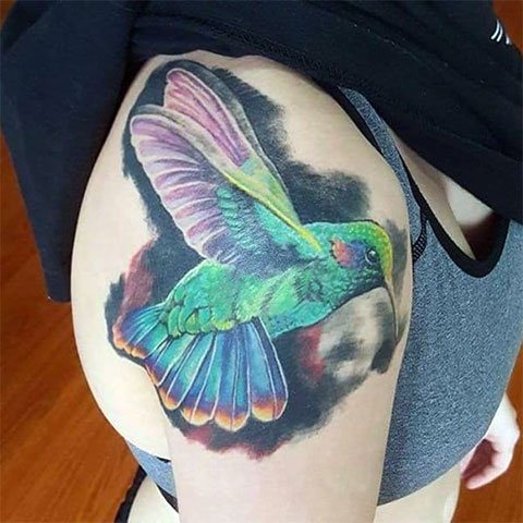 Colibri tatoué sur l'épaule - photo