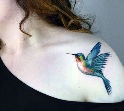 Tatouage colibri sur l'épaule d'une fille - photo