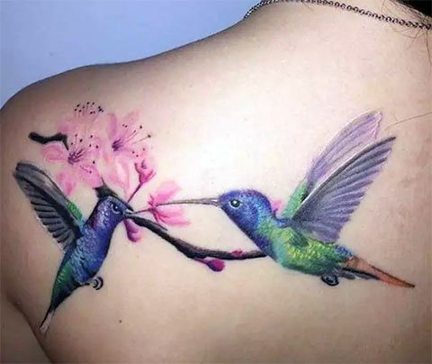 Tatouage d'un colibri sur le dos d'une fille