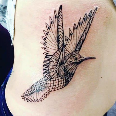 Tatouage d'un colibri sur le côté de la fille