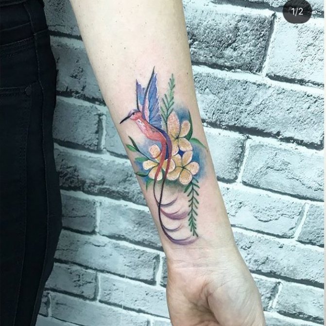 tatouage de colibri dans les fleurs