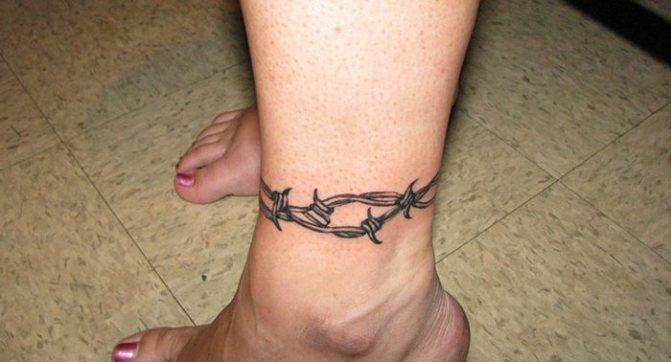 Татуировка с бодлива тел. Скици, значение, снимка