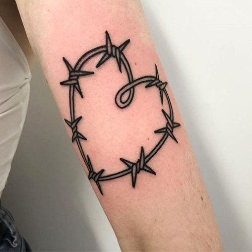 Татуировка с бодлива тел. Значение на стъпало, китка, шия, крак, с цветя, роза, сърце, кръст