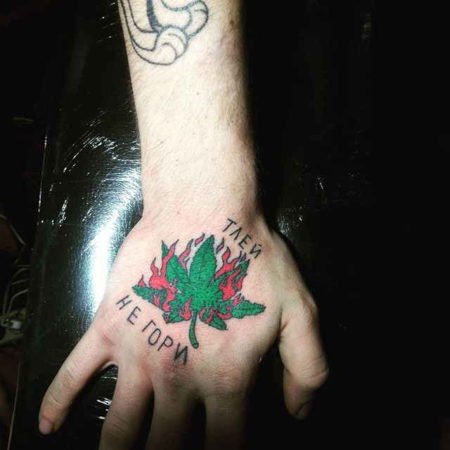 Tatouage du cannabis à portée de main