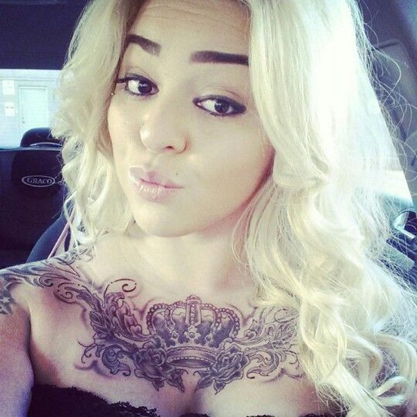 τατουάζ στέμμα στο στήθος