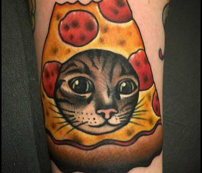 tatouer un chat sur une main de pizza