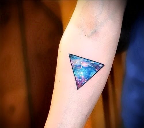 Tatouage d'une comète sur la main, l'avant-bras, la jambe. Les croquis sont en noir et blanc, minimalistes, géométriques. Photo