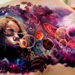 手、前腕、脚にコスモスの刺青を入れる。白と黒のスケッチ、ミニマリズム、ジオメトリー。写真