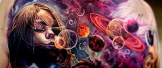 Kosmosetätoveering käel, küünarvarre, jalal. Must-valged, minimalistlikud, geomeetrilised visandid. Foto