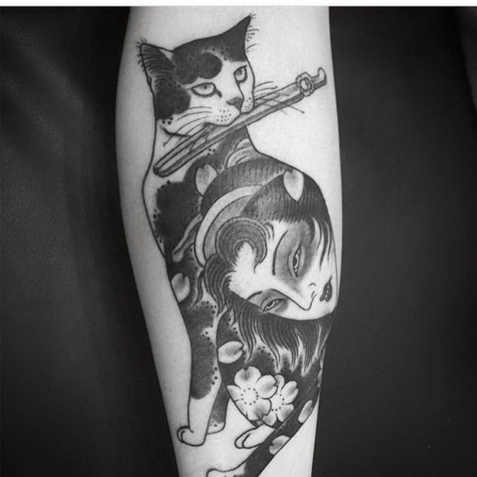 Tatouage d'un chat noir et blanc avec une fille sur son avant-bras