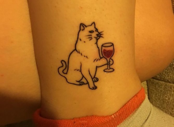 Tatouage de chat et de vin
