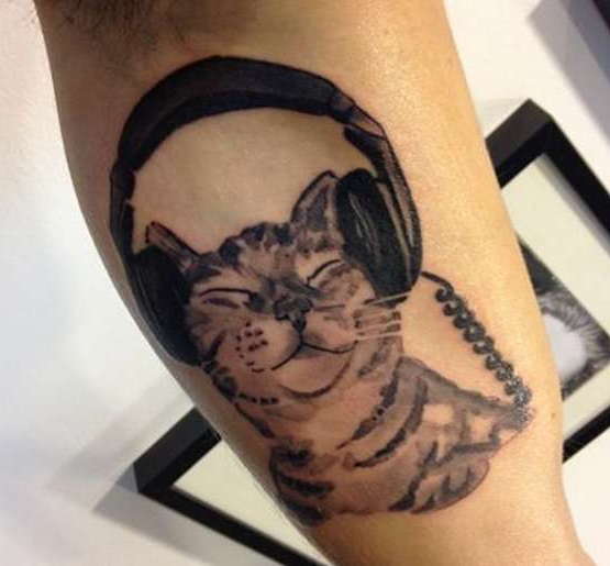 Tatouage d'un chat avec des écouteurs